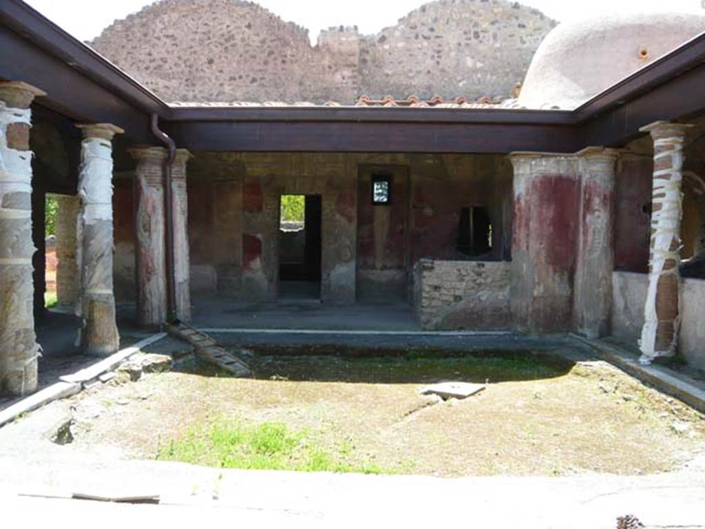 II.4.6 Pompeii. May 2012. Looking from entrance doorway to south side of portico. 
Photo courtesy of Buzz Ferebee.