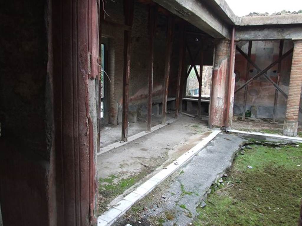 II.4.6 Pompeii. December 2006. View looking east from II.4.5 across the north portico, showing benches for waiting clients.