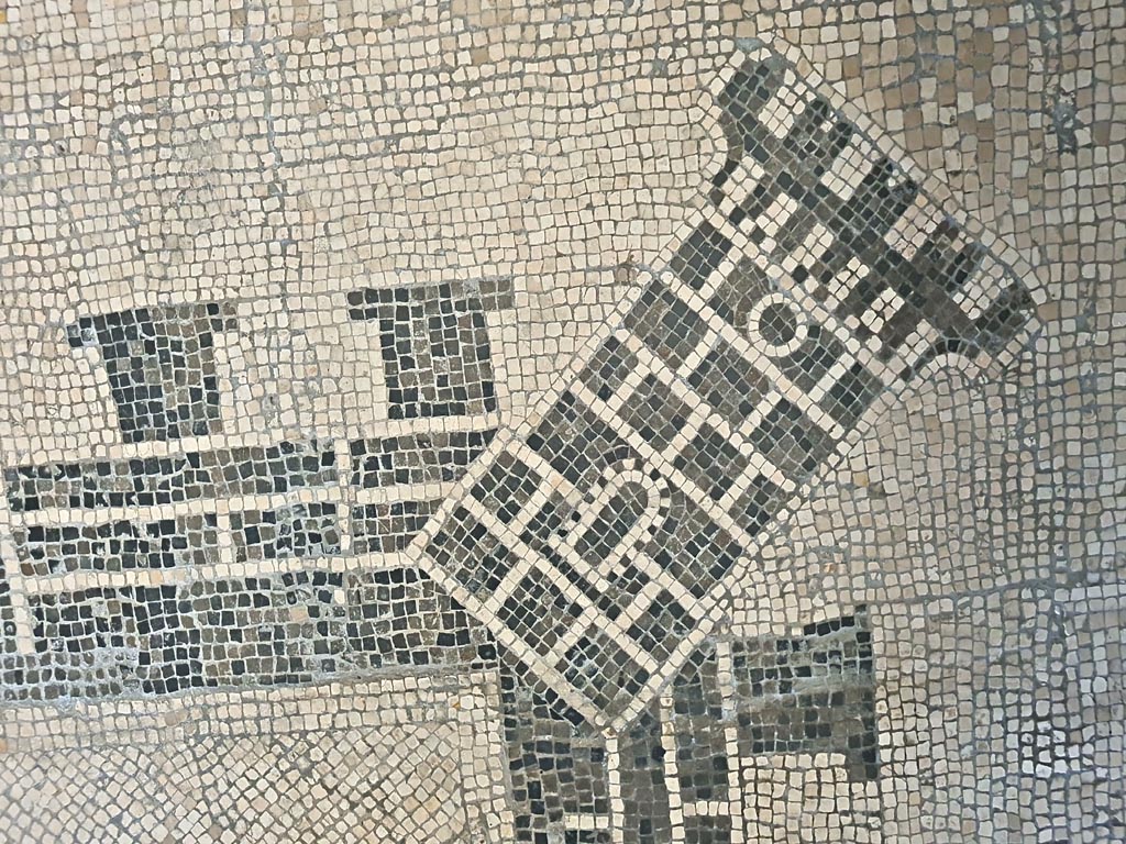 II.4.6 Pompeii. June 2024. Detail of corner of border edging of mosaic in atrium, now in room CXXXII (132). 
On display in Naples Archaeological Museum. Photo courtesy of Giuseppe Ciaramella.