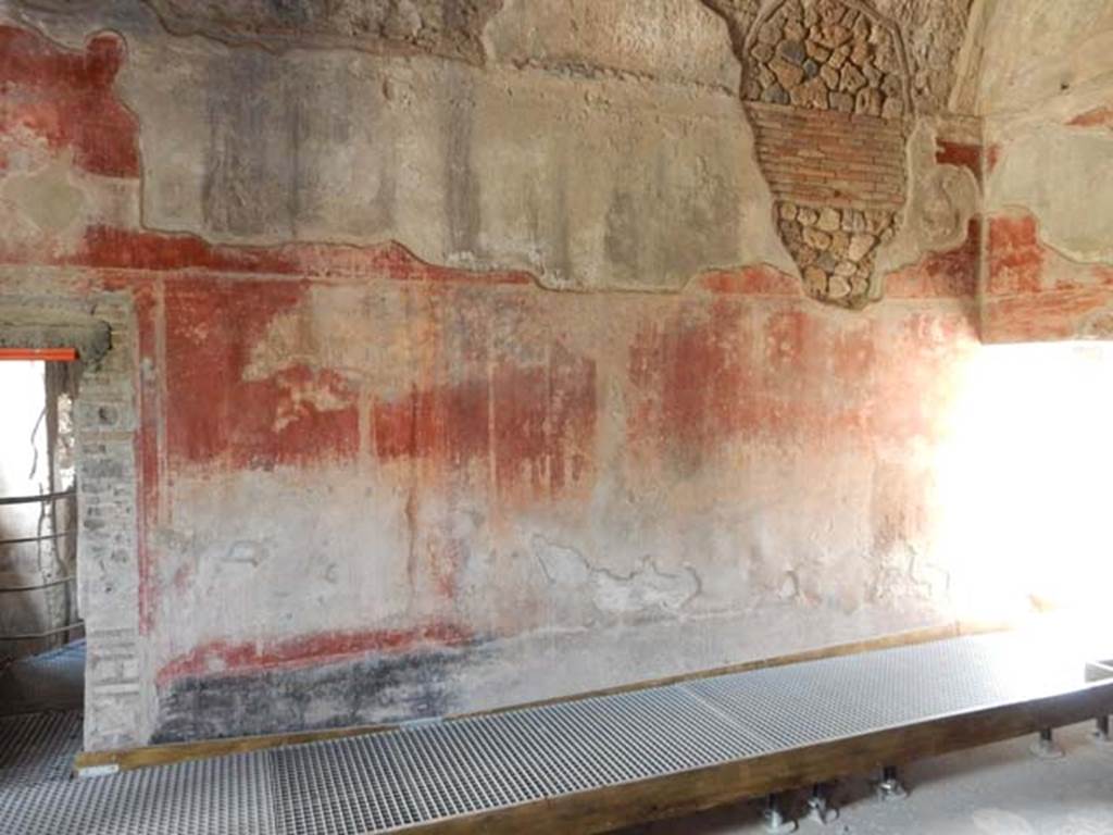 II.4.6 Pompeii. May 2017. Frigidarium/apodyterium, looking towards west wall
Photo courtesy of Buzz Ferebee.