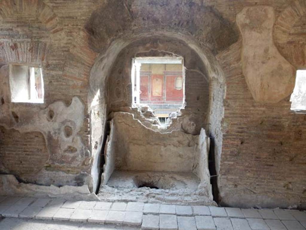 II.4.6 Pompeii. May 2017. West end of caldarium, with window to garden and peristyle area.  Photo courtesy of Buzz Ferebee.