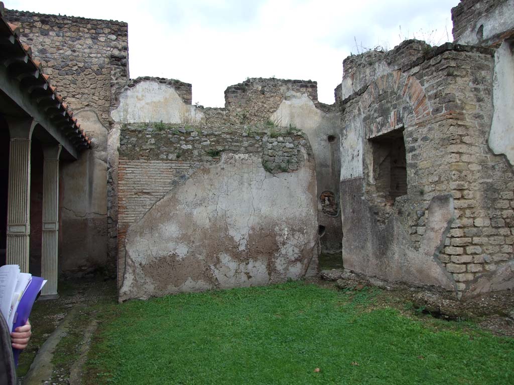 II.4.6 Pompeii. December 2006. 
Portico on left, and caldarium on right (with window). Looking north towards south exterior wall of “cisterna 62” or tank 62.