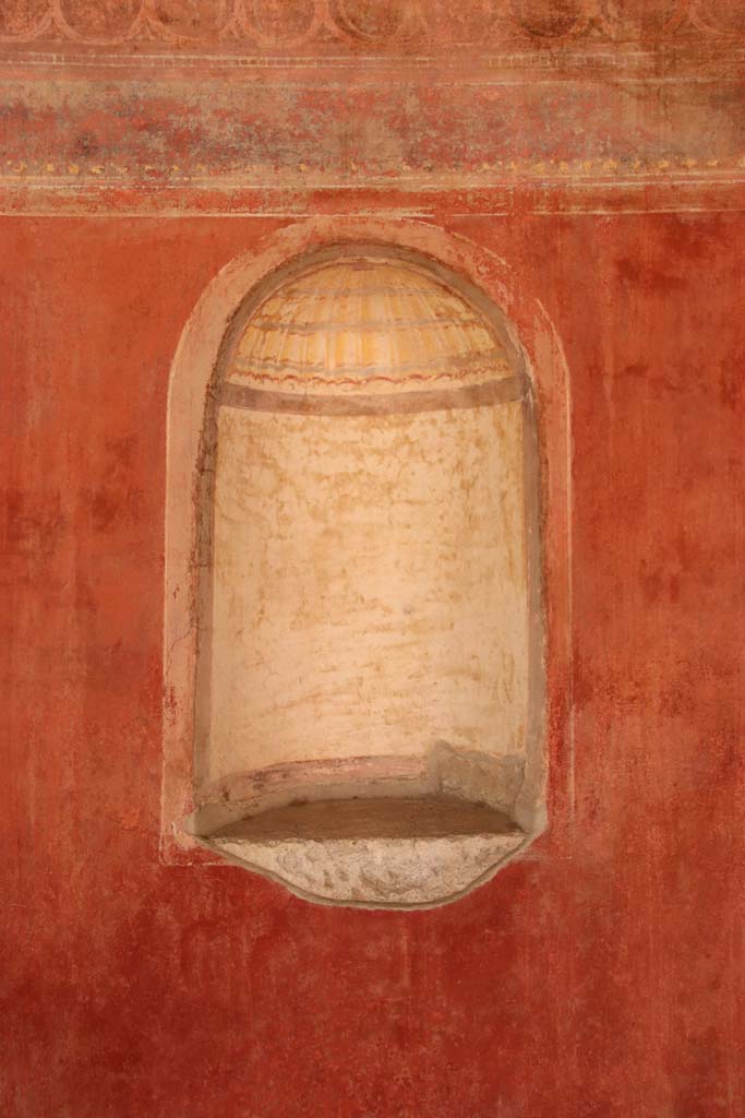 II.4.6 Pompeii. September 2019. Wall decoration and niche on west wall in portico. 
Photo courtesy of Klaus Heese.