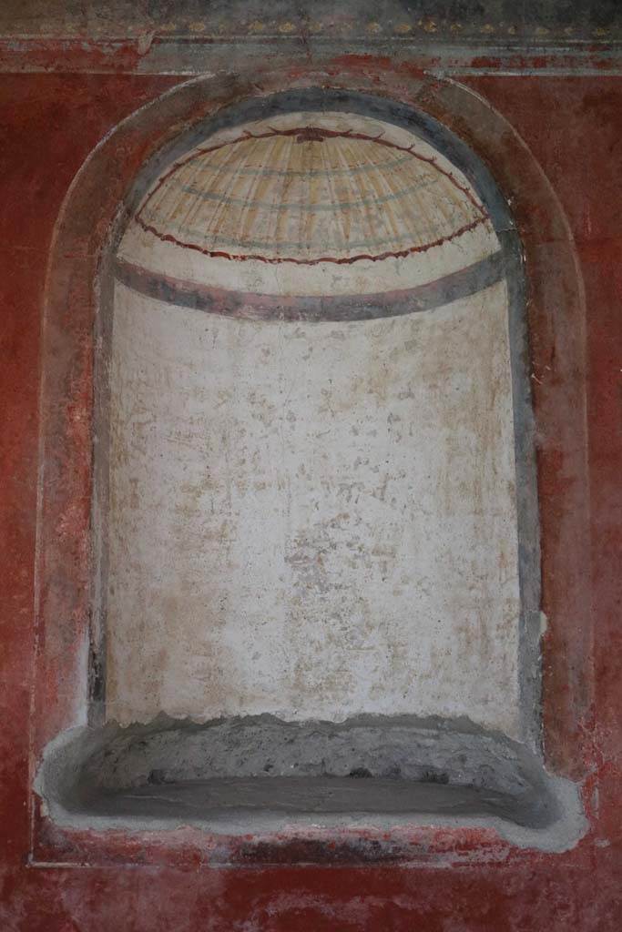 II.4.6 Pompeii. December 2018. 
Detail of painted niche in west wall of portico. Photo courtesy of Aude Durand.