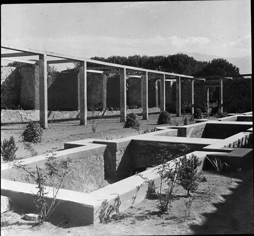 II.4.6 Pompeii. Photo by Nash, Fototeca Unione Roma. Looking south-east across garden pool.  
Used with the permission of the Institute of Archaeology, University of Oxford. File name instarchbx202im 037. Source ID. 44502. 
See photo on University of Oxford HEIR database