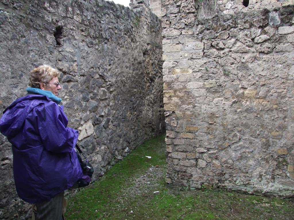 II.4.6 Pompeii. December 2006. Leaving Domus at II.4.10, entering corridor on west side of II.4.6. Looking north.