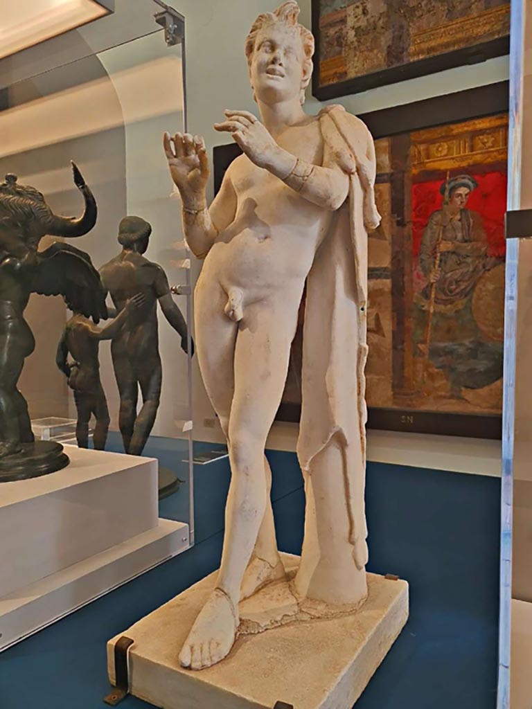 II.4.6 Pompeii. October 2023. 
Marble statue of Satyr playing a flute, (flute missing). Photo courtesy of Giuseppe Ciaramella. 
Found on east side of pool in garden area, on 7th September 1755.
Now in Naples Archaeological Museum, inv. 6343.
On display in “L’altra MANN” exhibition, October 2023, at Naples Archaeological Museum.