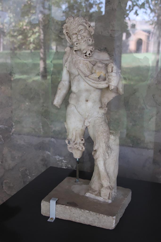 II.4.2/6 Pompeii. Pompeii. October 2022. 
Statuette of marble Pan found at the north end of the pool. Photo courtesy of Klaus Heese