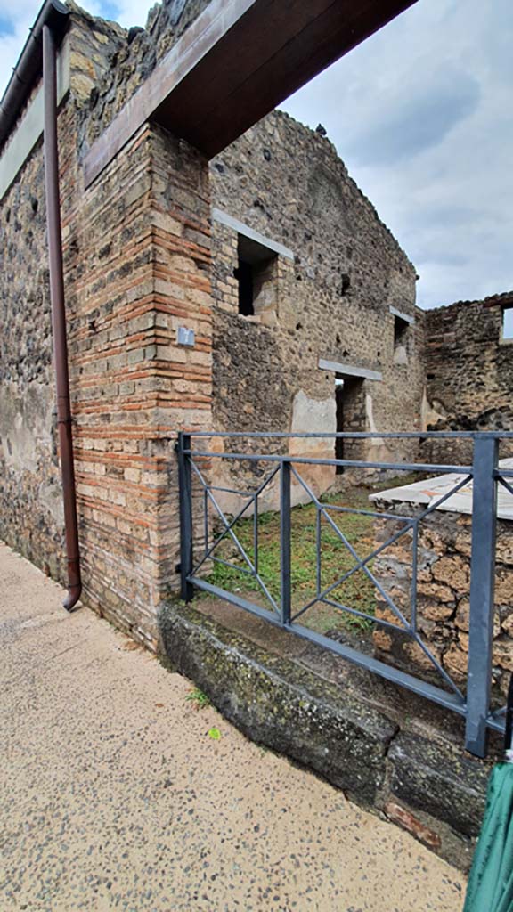 II.4.7 Pompeii. July 2021. 
Looking south-east across bar-room from entrance on Via dell’Abbondanza.
Foto Annette Haug, ERC Grant 681269 DÉCOR.