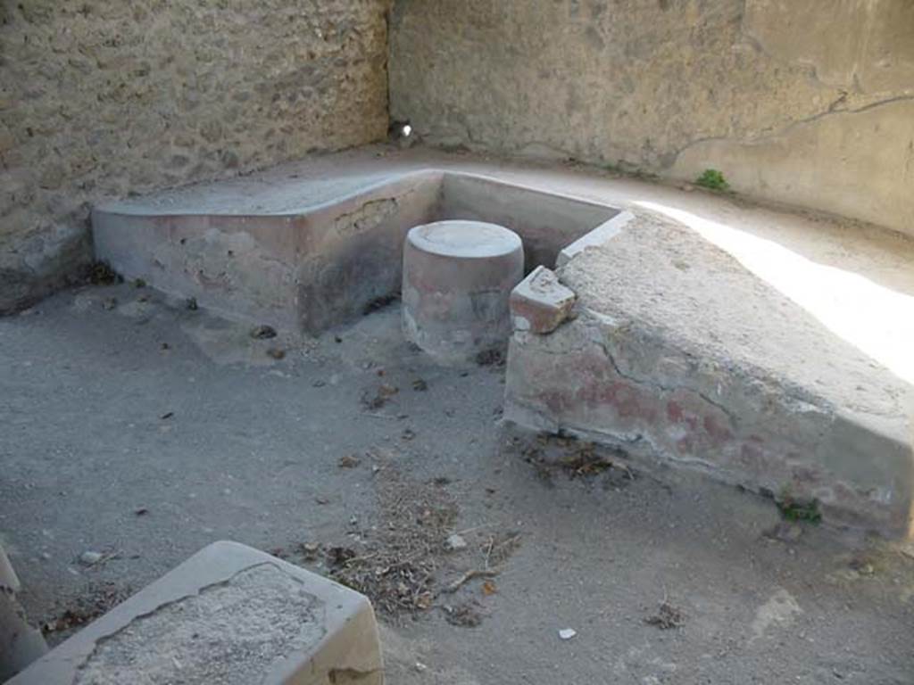 II.4.7 Pompeii. May 2003. Stone triclinium and circular table. Photo courtesy of Nicolas Monteix.