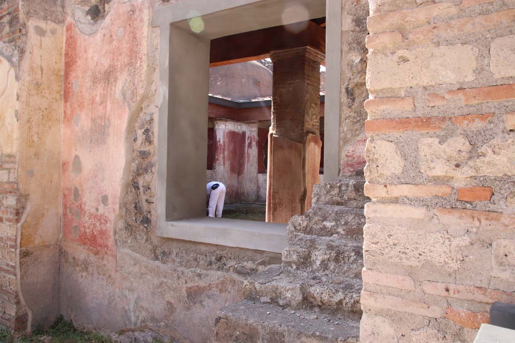 II.4.7 Pompeii. September 2019. Looking west through window into the portico of II.4.6.
Photo courtesy of Klaus Heese.