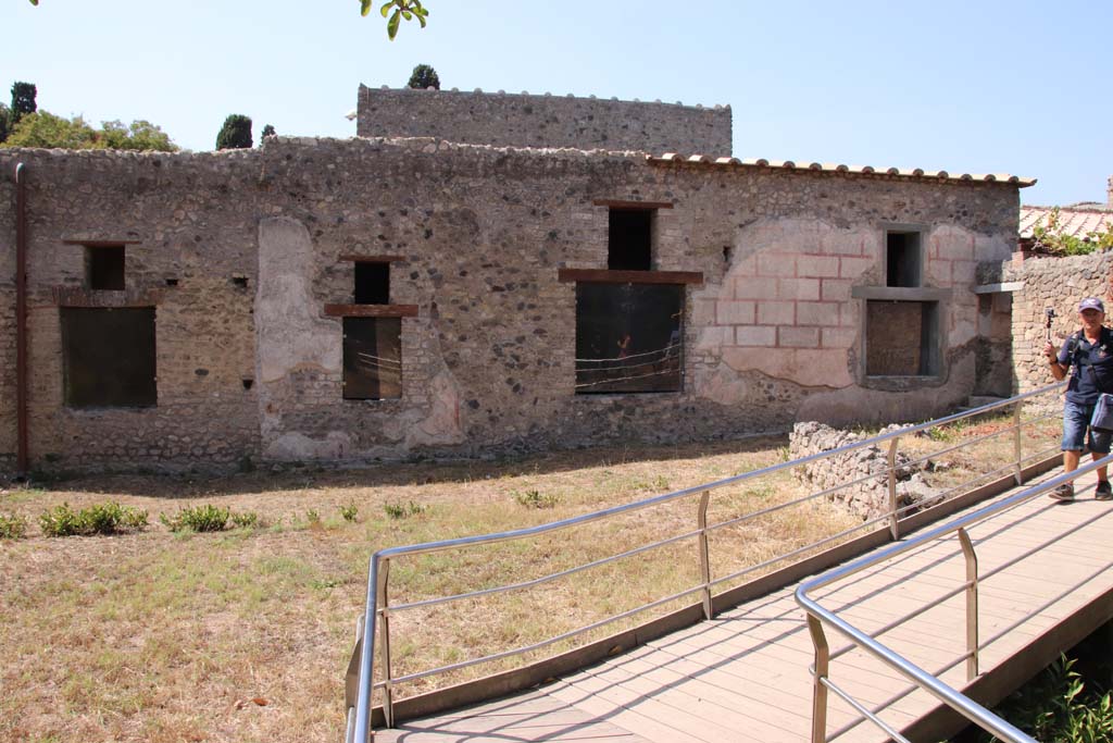 II.4.10 Pompeii. September 2019.  
Looking west towards exterior façade with windows from two bedrooms, on left, the tablinum, centre right, and biclinium, on right. 
Photo courtesy of Klaus Heese.