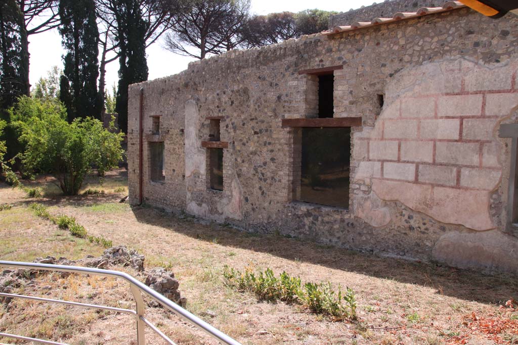 II.4.10 Pompeii. September 2019. 
East exterior wall with two smaller windows of bedrooms, and larger window of tablinum. Looking south-west.
Photo courtesy of Klaus Heese.