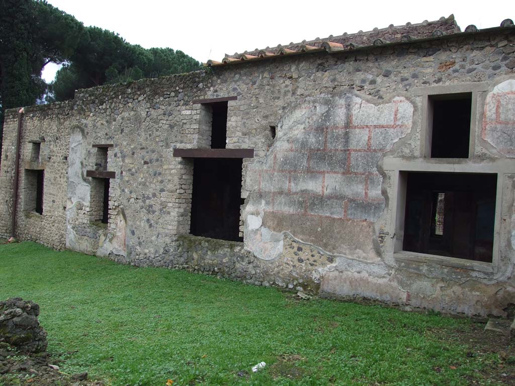 II.4.10 Pompeii. December 2006. East exterior wall of domus showing large windows of two bedrooms on the left. 
The tablinum is in the middle and the biclinium on the right.