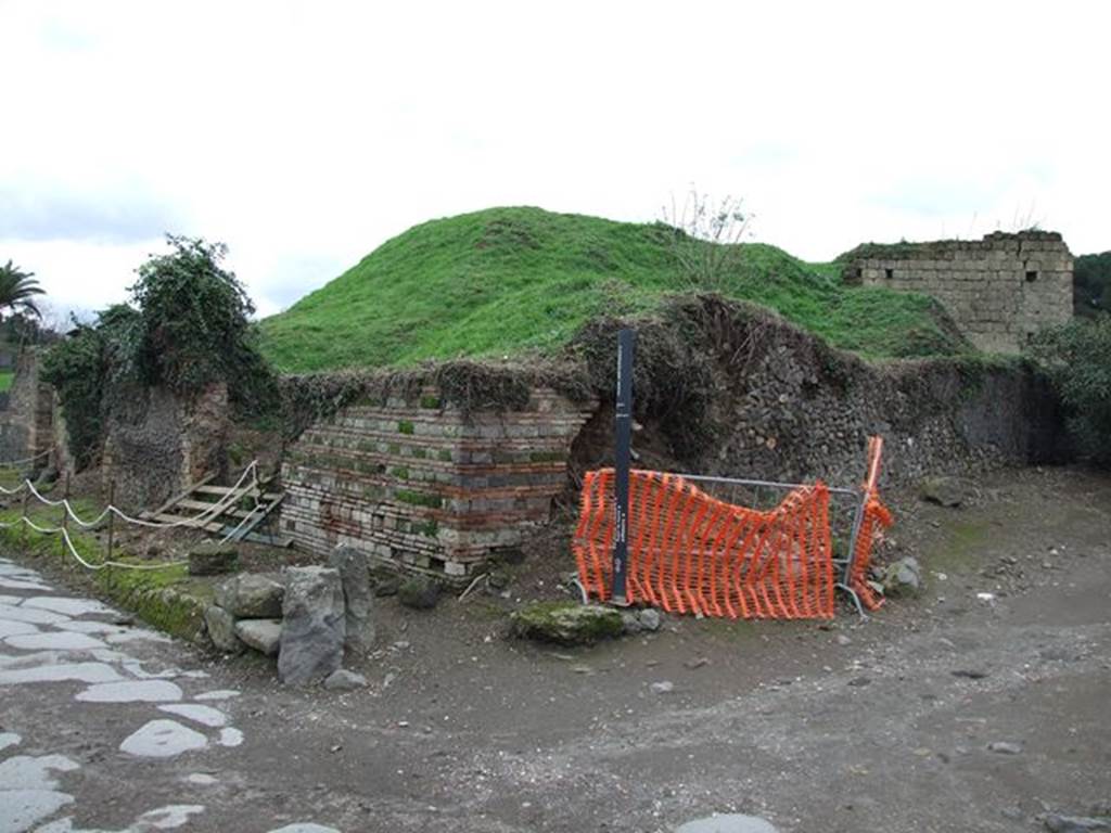 II.5.1 Pompeii. December 2006. Shop on Via dell’Abbondanza, in north-west corner of the insula. Looking south-east from end of Vicolo dell’Anfiteatro.