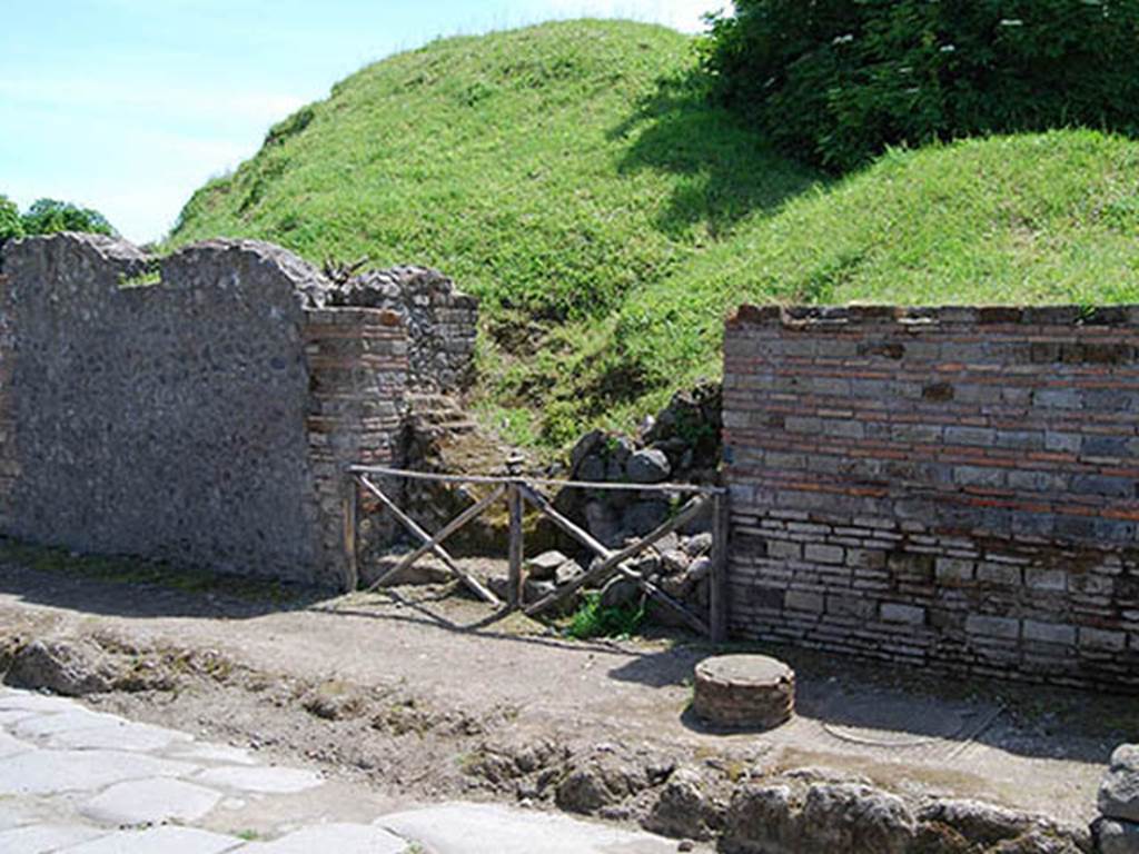 II.5.1 Pompeii. May 2014. Entrance doorway to front of shop with remains of counter. Photo courtesy of Paula Lock. According to CTP, on the left side of the doorway the northern tip of the serving table or counter should be visible. This was added to their plan, from the description and drawing by Jashemski.
See Van der Poel, H. B., 1986. Corpus Topographicum Pompeianum, Part IIIA. Austin: University of Texas. (p.48-49)