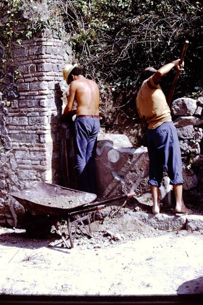 II.5 Pompeii. 1972. Entrance doorway, during excavation, exploration and consolidation.  Photo by Stanley A. Jashemski. 
Source: The Wilhelmina and Stanley A. Jashemski archive in the University of Maryland Library, Special Collections (See collection page) and made available under the Creative Commons Attribution-Non Commercial License v.4. See Licence and use details. J72f0532