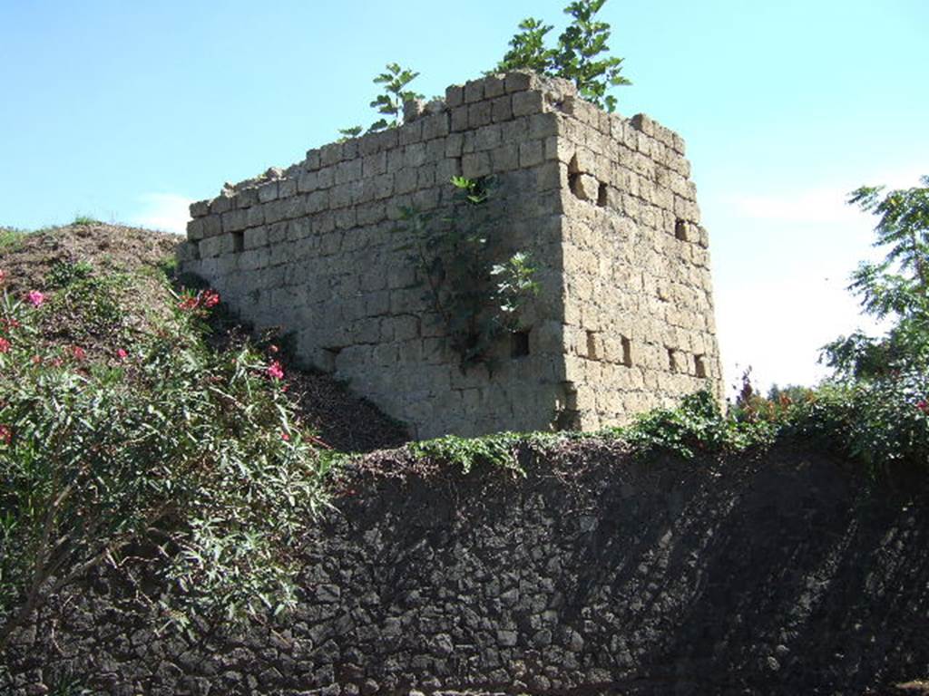 II.5.1 Pompeii.  September 2005. Taken from Vicolo dell’Anfiteatro between II.5 and II.4