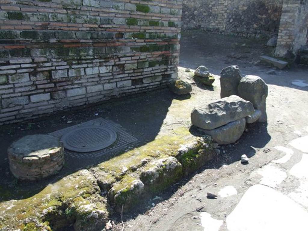 II.5.1 Pompeii. March 2009. Corner of insula on via dell’Abbondanza.
According to CTP, there was another entrance doorway (II.5.A) now bricked up, in the area behind the man-hole cover. See Van der Poel, H. B., 1986. Corpus Topographicum Pompeianum, Part IIIA. Austin: University of Texas. (p.48-49)
According to Garcia y Garcia, this area would have been damaged by the bombing of September 1943. See Garcia y Garcia, L., 2006. Danni di guerra a Pompei. Rome: L’Erma di Bretschneider. (p.46)