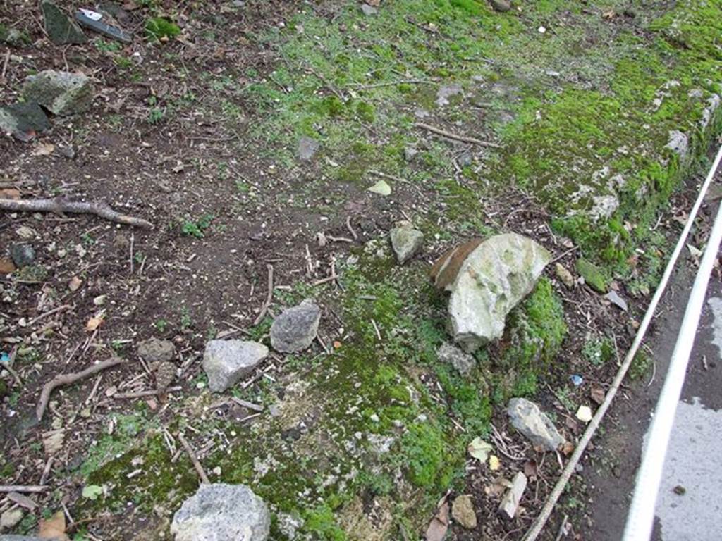 II.5.1 and II.5.2 Pompeii. December 2006. Via dell’ Abbondanza and remains of one of 4 columns that probably supported a balcony