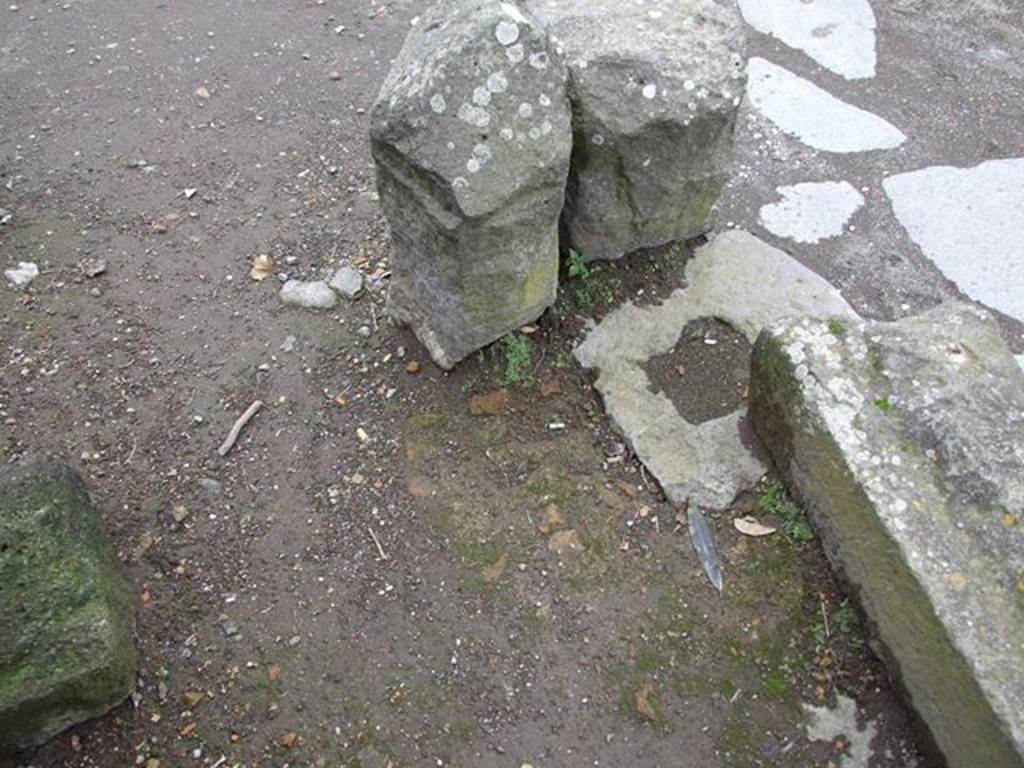II.5.1, Pompeii. December 2006. 
Via dell’ Abbondanza, west end of II.5, site of brick remains of one of 4 columns that probably supported a balcony.