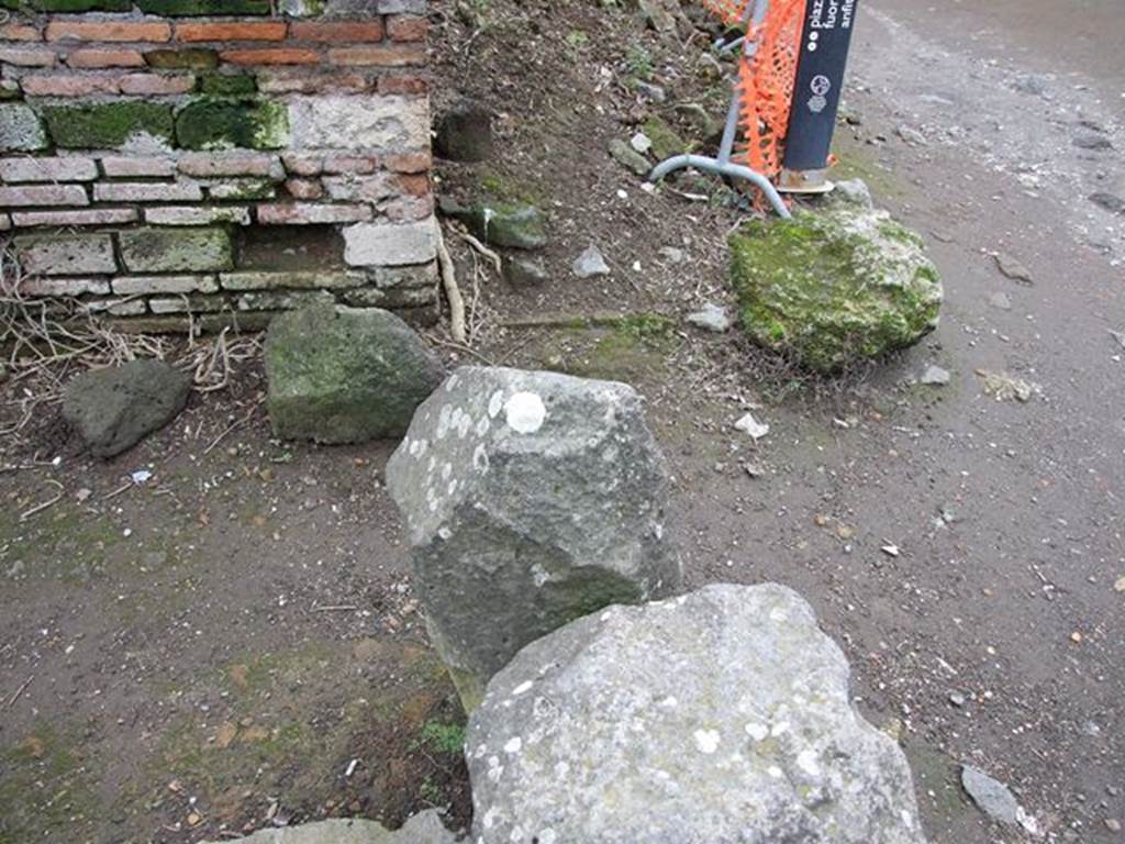 II.5.1 Pompeii. December 2006. Looking south from Via dell’Abbondanza, at west end of II.5.
The area to the right of the brick wall, where the modern sign post is now, was the site of pilaster of the gate that closed the Vicolo between II.5 and II.4 on the Via dell’ Abbondanza.  This was not restored after the bomb damage of 1943.