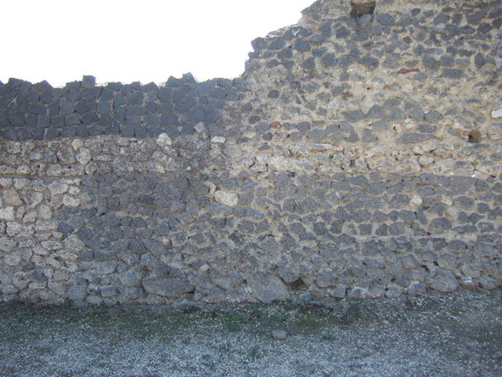 II.5.4 Pompeii. September 2005. Possible blocked entrance?
According to CTP during the excavations in the 1950s the doorways on the north side indicated four entrances.
All later plans, Eschebach, Jashemski, etc., show four entrances on the north side and the fifth on the south side.
During 1972 Mrs Jashemski cleared the north-west side of the insula and found only three entrances.
See Van der Poel, H. B., 1986. Corpus Topographicum Pompeianum, Part IIIA. Austin: University of Texas, pp. 48-49.