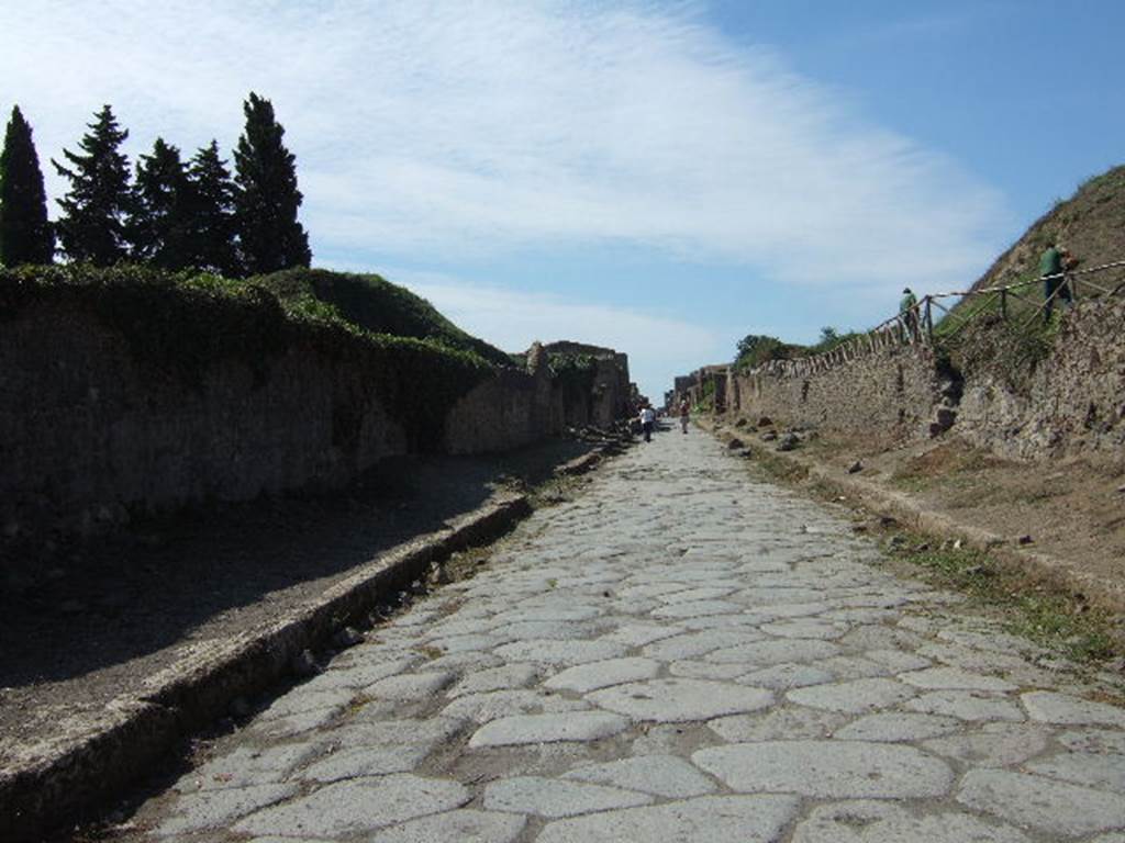 II.5.4/5        Via dell’Abbondanza looking west from Porta Sarno        III.7