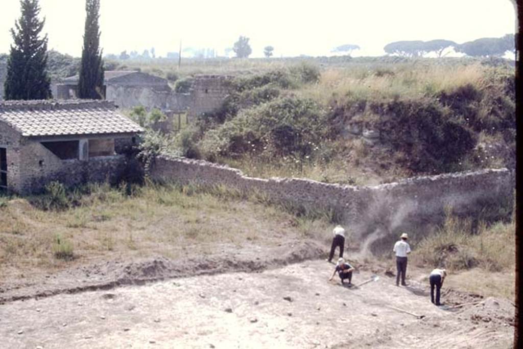 II.5 Pompeii, 1968. Looking north-west.  Photo by Stanley A. Jashemski.
Source: The Wilhelmina and Stanley A. Jashemski archive in the University of Maryland Library, Special Collections (See collection page) and made available under the Creative Commons Attribution-Non Commercial License v.4. See Licence and use details.
J68f0634