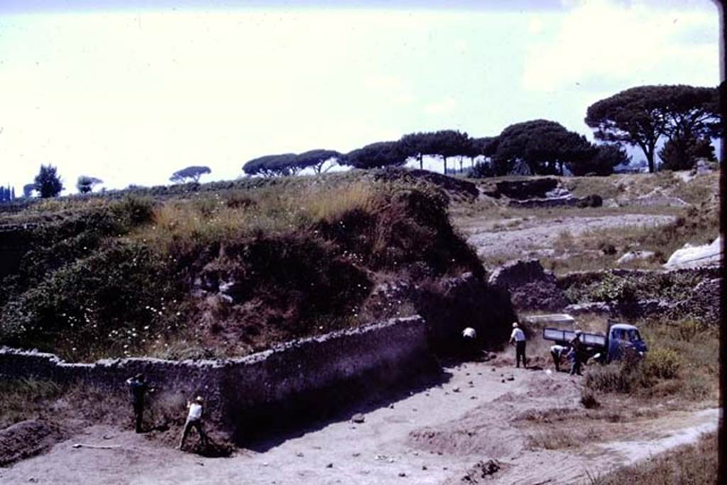 II.5 Pompeii, 1968. Looking north-west.  Photo by Stanley A. Jashemski.
Source: The Wilhelmina and Stanley A. Jashemski archive in the University of Maryland Library, Special Collections (See collection page) and made available under the Creative Commons Attribution-Non Commercial License v.4. See Licence and use details.
J68f0718