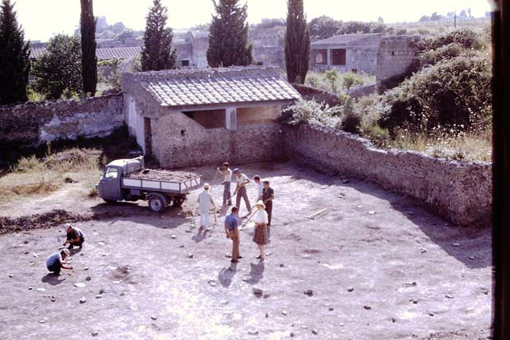 ll.5  Pompeii, 1968.  Looking west at northern end. Photo by Stanley A. Jashemski.
Source: The Wilhelmina and Stanley A. Jashemski archive in the University of Maryland Library, Special Collections (See collection page) and made available under the Creative Commons Attribution-Non Commercial License v.4. See Licence and use details.
J68f0878