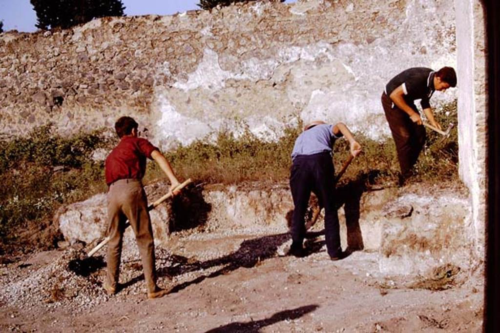 II.5  Pompeii, 1968. Excavating the triclinium in north-west corner.  Photo by Stanley A. Jashemski.
Source: The Wilhelmina and Stanley A. Jashemski archive in the University of Maryland Library, Special Collections (See collection page) and made available under the Creative Commons Attribution-Non Commercial License v.4. See Licence and use details.
J68f0898