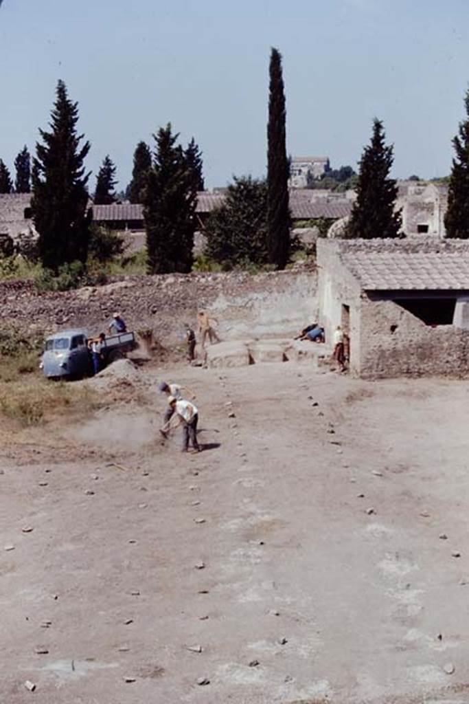 II.5 Pompeii, 1968. Triclinium and discovery in the north-west corner.  Looking west. Photo by Stanley A. Jashemski.
Source: The Wilhelmina and Stanley A. Jashemski archive in the University of Maryland Library, Special Collections (See collection page) and made available under the Creative Commons Attribution-Non Commercial License v.4. See Licence and use details.
J68f0905