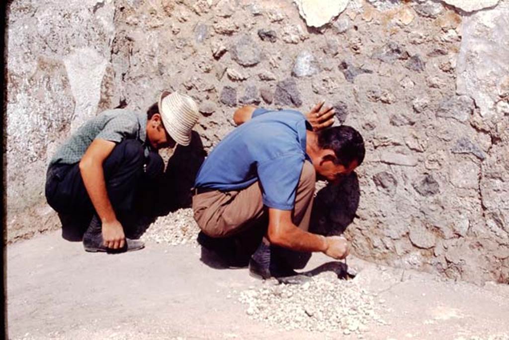 II.5 Pompeii, 1968.  Discovering a row of buried amphorae.  Photo by Stanley A. Jashemski.
Source: The Wilhelmina and Stanley A. Jashemski archive in the University of Maryland Library, Special Collections (See collection page) and made available under the Creative Commons Attribution-Non Commercial License v.4. See Licence and use details.
J68f0904
