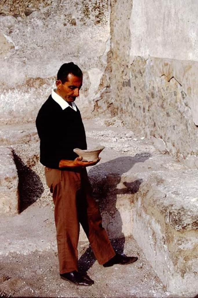 ll.5 Pompeii, 1968. Sig. Sicignano near the triclinium in north-west corner, with a find.  Photo by Stanley A. Jashemski.
Source: The Wilhelmina and Stanley A. Jashemski archive in the University of Maryland Library, Special Collections (See collection page) and made available under the Creative Commons Attribution-Non Commercial License v.4. See Licence and use details.
J68f1619