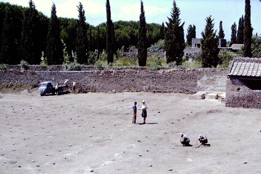II.5 Pompeii, 1968.  Looking west across the site.  Photo by Stanley A. Jashemski.
Source: The Wilhelmina and Stanley A. Jashemski archive in the University of Maryland Library, Special Collections (See collection page) and made available under the Creative Commons Attribution-Non Commercial License v.4. See Licence and use details.
J68f1071