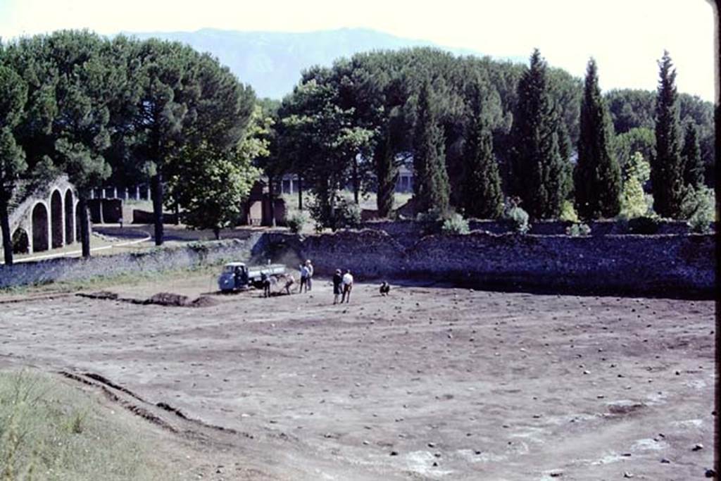 ll.5 Pompeii, 1968.  Looking south-west across site. Photo by Stanley A. Jashemski.
Source: The Wilhelmina and Stanley A. Jashemski archive in the University of Maryland Library, Special Collections (See collection page) and made available under the Creative Commons Attribution-Non Commercial License v.4. See Licence and use details.
J68f1089