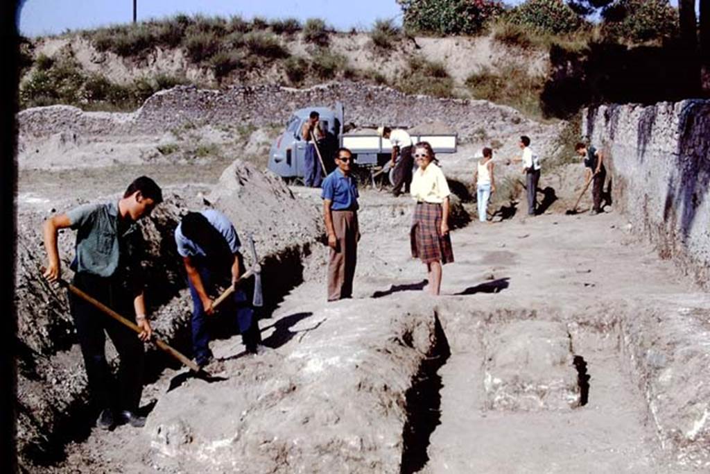 ll.5 Pompeii, 1968. Excavating the southern side of the site, looking eastwards.  Photo by Stanley A. Jashemski.
Source: The Wilhelmina and Stanley A. Jashemski archive in the University of Maryland Library, Special Collections (See collection page) and made available under the Creative Commons Attribution-Non Commercial License v.4. See Licence and use details.
J68f1472