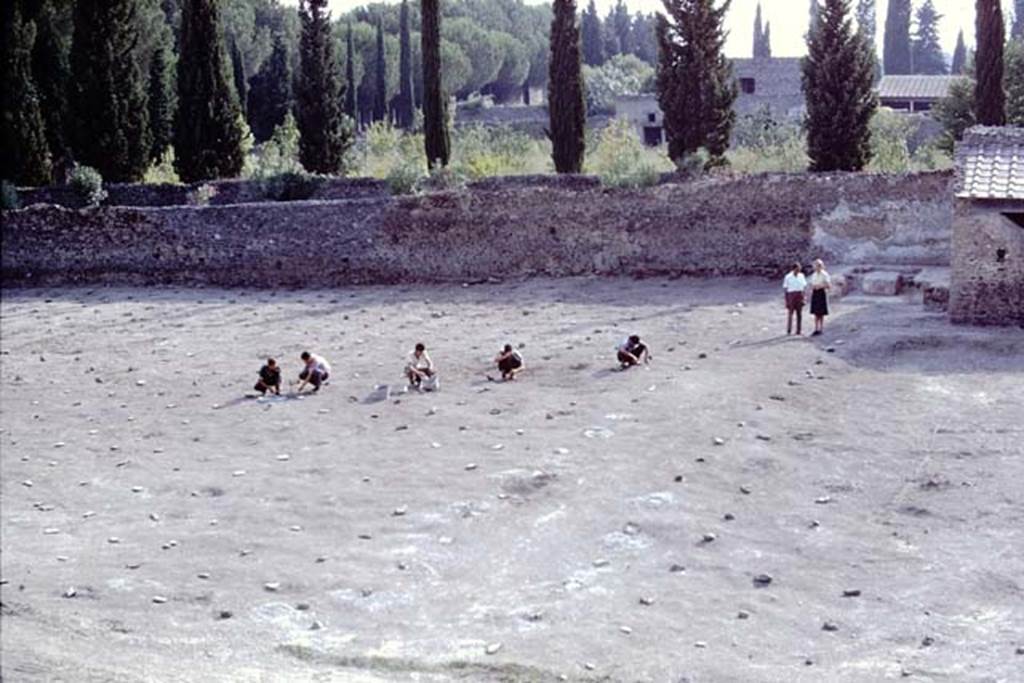 ll.5 Pompeii, 1968. Looking west across cleared site towards triclinium in north-west corner, with many root-cavities marked by large stones.  Photo by Stanley A. Jashemski.
Source: The Wilhelmina and Stanley A. Jashemski archive in the University of Maryland Library, Special Collections (See collection page) and made available under the Creative Commons Attribution-Non Commercial License v.4. See Licence and use details.
J68f1629