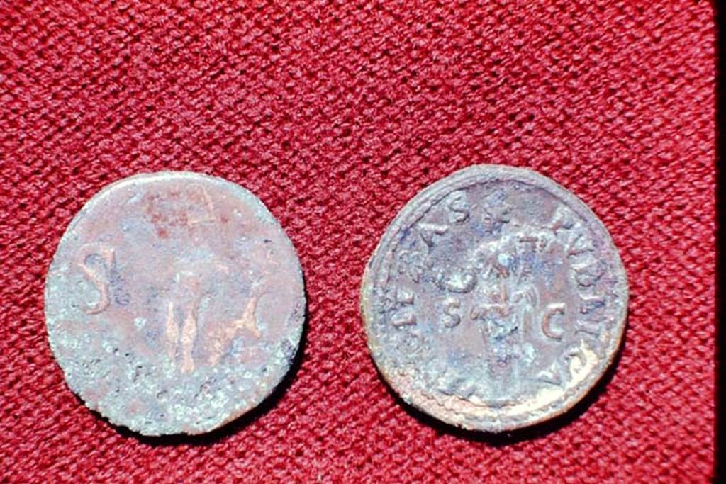 II.5 Pompeii, 1968. Detail of reverse of coins.  Photo by Stanley A. Jashemski.
Source: The Wilhelmina and Stanley A. Jashemski archive in the University of Maryland Library, Special Collections (See collection page) and made available under the Creative Commons Attribution-Non Commercial License v.4. See Licence and use details.
J68f1782