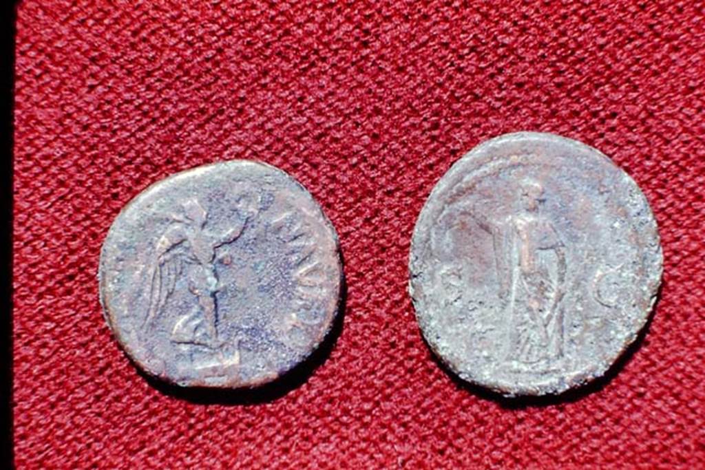 II.5 Pompeii, 1968. Detail of reverse of coins.  Photo by Stanley A. Jashemski.
Source: The Wilhelmina and Stanley A. Jashemski archive in the University of Maryland Library, Special Collections (See collection page) and made available under the Creative Commons Attribution-Non Commercial License v.4. See Licence and use details.
J68f1784