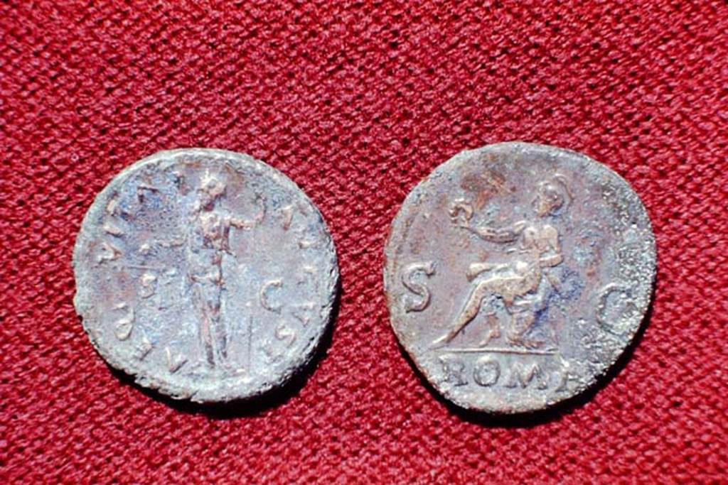 II.5 Pompeii, 1968. Detail of reverse of coins.  Photo by Stanley A. Jashemski.
Source: The Wilhelmina and Stanley A. Jashemski archive in the University of Maryland Library, Special Collections (See collection page) and made available under the Creative Commons Attribution-Non Commercial License v.4. See Licence and use details.
J68f1786