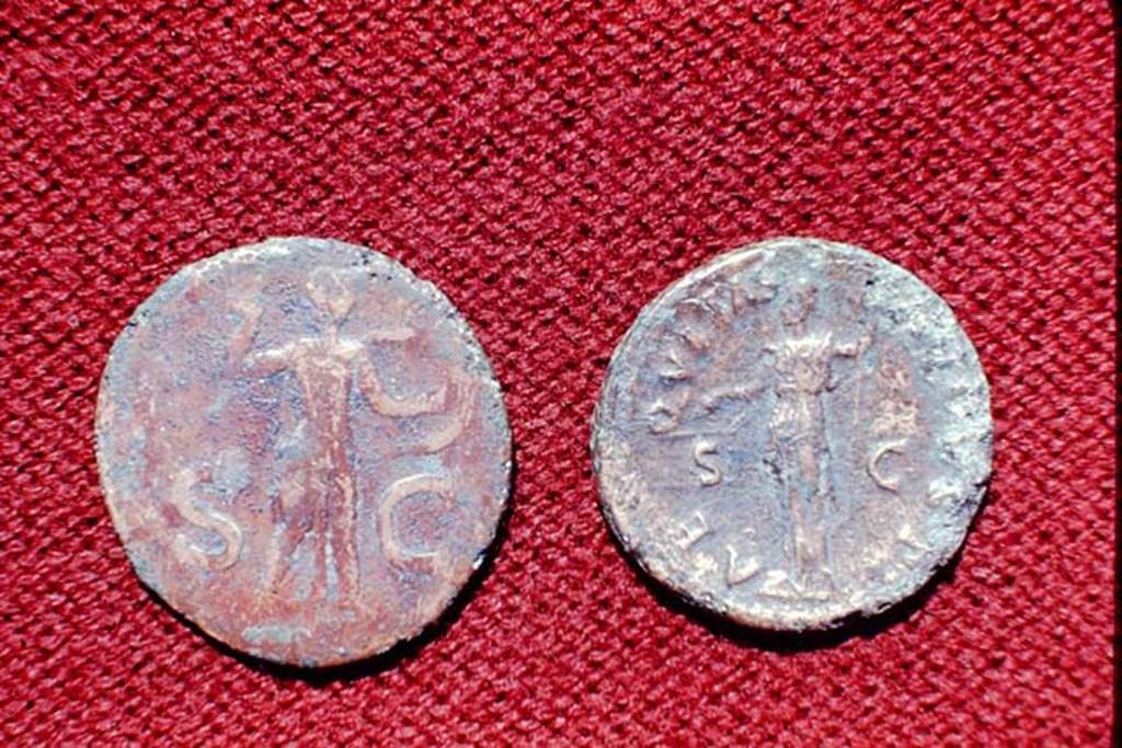 II.5 Pompeii, 1968. Detail of reverse of coins.  Photo by Stanley A. Jashemski.
Source: The Wilhelmina and Stanley A. Jashemski archive in the University of Maryland Library, Special Collections (See collection page) and made available under the Creative Commons Attribution-Non Commercial License v.4. See Licence and use details.
J68f1790