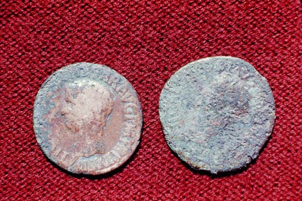 II.5 Pompeii, 1968. Detail of coins.  Photo by Stanley A. Jashemski.
Source: The Wilhelmina and Stanley A. Jashemski archive in the University of Maryland Library, Special Collections (See collection page) and made available under the Creative Commons Attribution-Non Commercial License v.4. See Licence and use details.
J68f1793