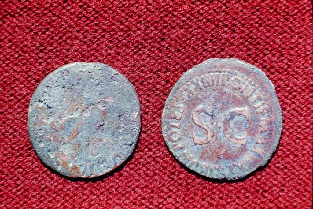 II.5 Pompeii, 1968. Detail of reverse of coins.  Photo by Stanley A. Jashemski.
Source: The Wilhelmina and Stanley A. Jashemski archive in the University of Maryland Library, Special Collections (See collection page) and made available under the Creative Commons Attribution-Non Commercial License v.4. See Licence and use details.
J68f1794
