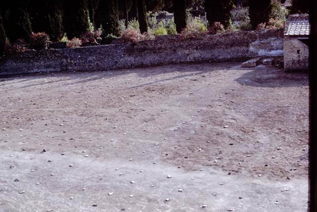 II.5 Pompeii. 1970.  Looking west across completed site.  Photo by Stanley A. Jashemski.
Source: The Wilhelmina and Stanley A. Jashemski archive in the University of Maryland Library, Special Collections (See collection page) and made available under the Creative Commons Attribution-Non Commercial License v.4. See Licence and use details.
J70f0801