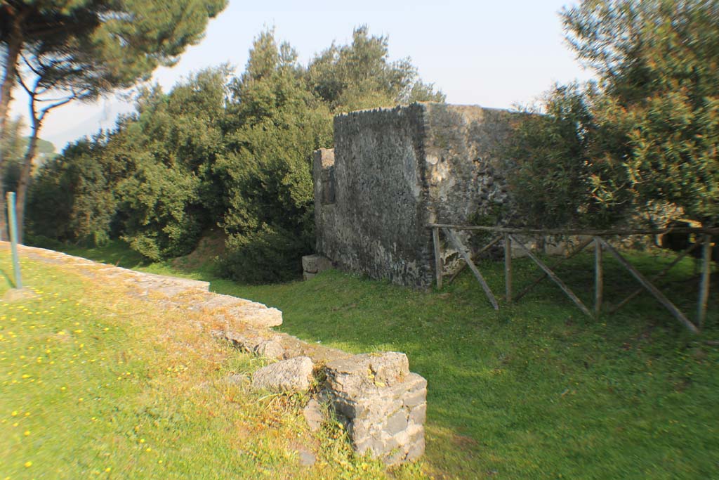 II.6 Pompeii, March 2014. Upper area of amphitheatre at north end, with rear of Tower VI in centre. 
Foto Annette Haug, ERC Grant 681269 DÉCOR.