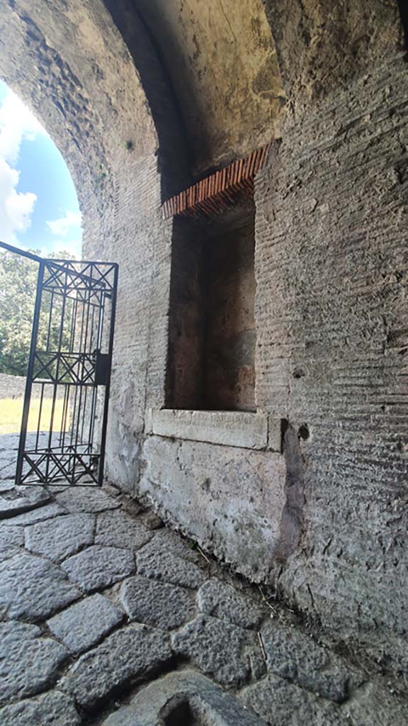 II.6 Pompeii. July 2021. Looking towards rectangular niche on east side of corridor.
Foto Annette Haug, ERC Grant 681269 DÉCOR.