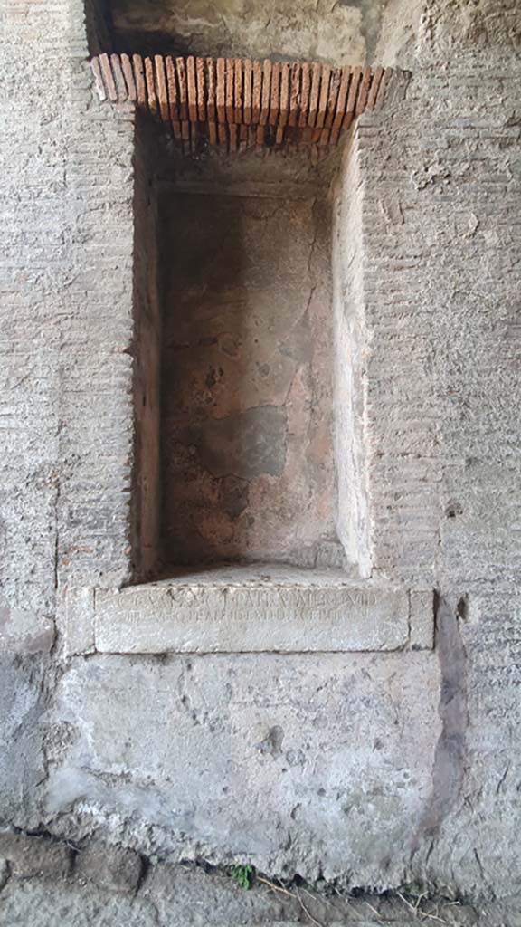 II.6 Pompeii. July 2021. 
East side of amphitheatre corridor, with niche and inscription.
Foto Annette Haug, ERC Grant 681269 DÉCOR.