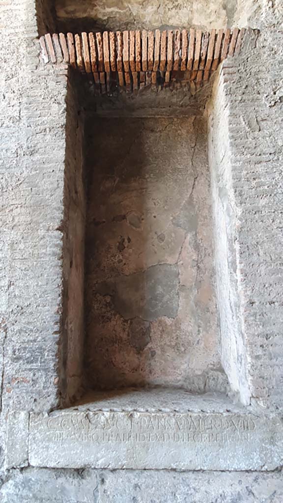 II.6 Pompeii. August 2021. 
Large rectangular niche with inscription, on east side of corridor.
Foto Annette Haug, ERC Grant 681269 DÉCOR.